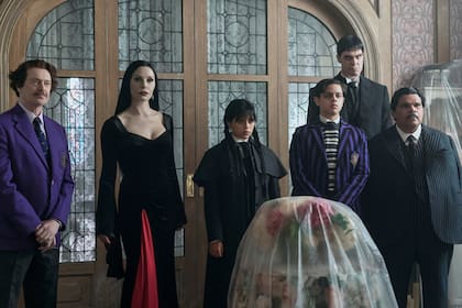Steve Buscemi, Catherine Zeta-Jones, Jenna Ortega, Isaac Ordonez, Joonas Suotamo y Luis Guzmán en una escena del primer episodio de la nueva temporada
