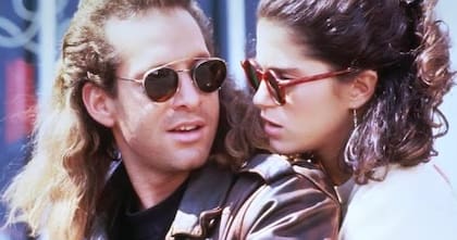Steve Guttenberg y Jami Gertz en la película Se busca novia de 1990