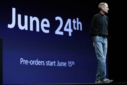 Steve Jobs adoptó el uso de su clásico estilo compuesto por la polera negra, jeans y zapatillas luego de un fallido intento de imponer un uniforme a los empleados de Apple