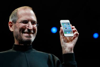 Steve Jobs, CEO de Apple, con un iPhone 4 durante un encuentro para desarrolladores de la compañía