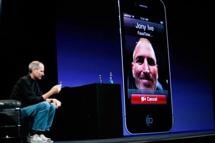 Steve Jobs, CEO y fundador de Apple, durante la presentación del iPhone 4 y la nueva función de videochat FaceTime
