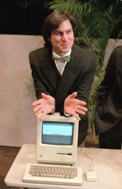 Steve Jobs, cofundador de Apple, durante la presentación de la Macintosh el 24 de enero de 1984