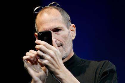 Steve Jobs con un iPhone durante la conferencia de desarrolladores de la compañía en 2010