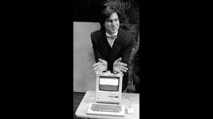 Steve Jobs con una Macintosh, que salió a la venta el 24 de enero de 1984