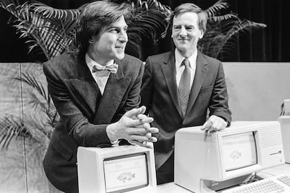 Steve Jobs en 1984 con una Mac; a su lado, John Sculley junto a una Apple Lisa; ambos estaban en el Apple Computer Show, que al año siguiente se transformaría en MacWorld (Photo by Cap Carpenter/MediaNews Group/The Mercury News via Getty Images)