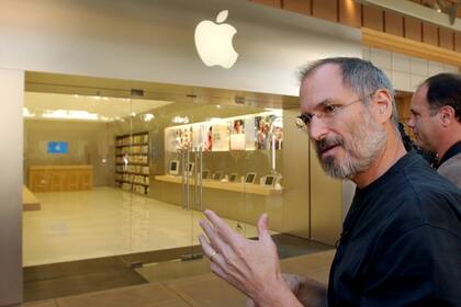 Steve Jobs en 2004, en la inauguración de un local en Palo Alto, California