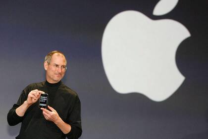 Steve Jobs haciendo el anuncio que electrizaría a Michael.