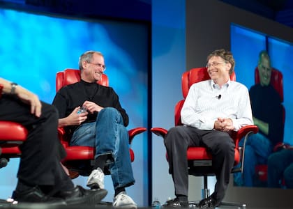 Steve Jobs junto a Bill Gates, en una entrevista que compartieron en 2007