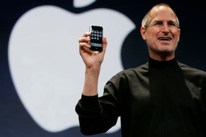 Steve Jobs junto al iPhoen, durante la presentación de Apple en enero de 2007