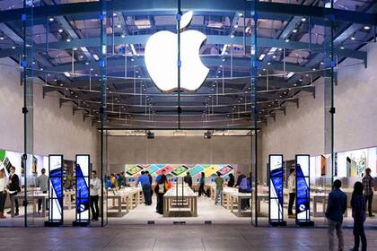 Steve Jobs, pionero El primero en alentar la experiencia en el punto de compra fue Steve Jobs. Ya hace más de 10 años, sacó todas las compus, teléfonos y gadgets de las cajas y los dejó sobre las “mesas de trabajo” con wi-fi gratuito para que todos pudieran usarlos como quisieran. Hoy, la tienda mod