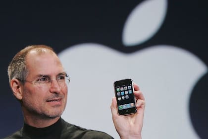 Steve Jobs presenta el iPhone en 2007; el teléfono de Apple derribaría tres colosos de la industria, Motorola, Nokia y BlackBerry