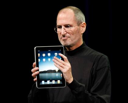 Steve Jobs y una tableta iPad