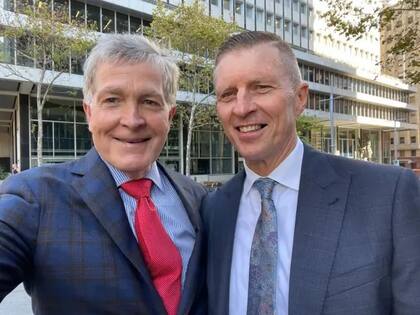 Steve Johnson junto al inspector jefe de la policía Peter Yeomans en 2022