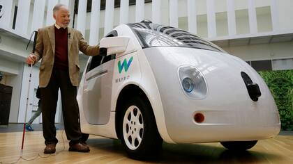 Steve Mahan, ciego, junto a un auto de conducción autónoma de Waymo