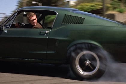 Steve McQueen (el teniente de la policía Bullitt) quemando los neumáticos del Ford Mustang 390 GT 2+2 Fastback