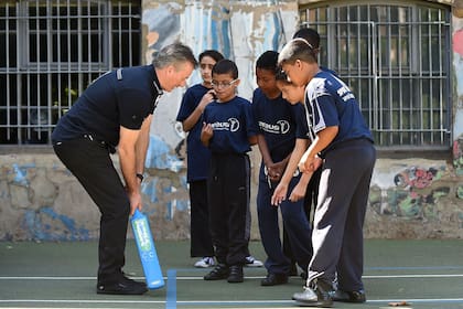 Steve Waugh, un referente del cricket, enseña lo suyo a niños en India.