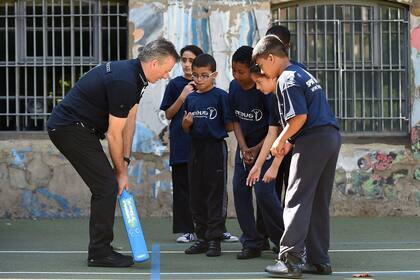 Steve Waugh, un referente del cricket, enseña lo suyo a niños en India.
