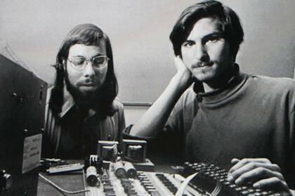Steve Wozniak y Steve Jobs intentaron venderle la Apple I a HP, pero no tuvieron éxito; no obstante, la compañía fue una inspiración para ambos (y la Apple I tenía componentes de HP)
