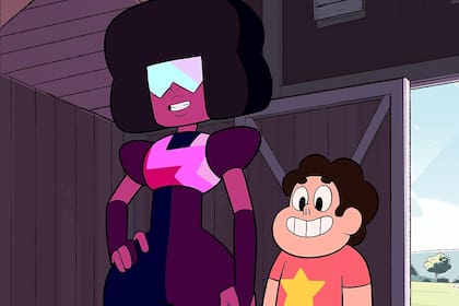 Steven con Garnet, una de las Gemas de Cristal, que se encargan de proteger al mundo. La cantante Estelle le pone la voz a este personaje