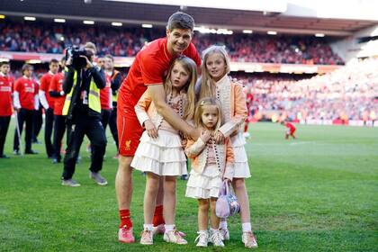 Steven Gerrard se despidió con sus hijas en el campo