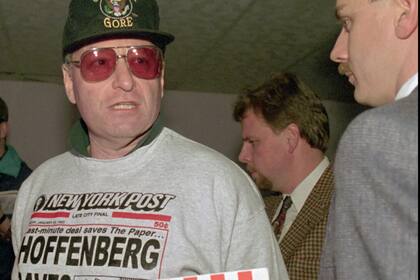 Steven Hoffenberg es escoltado por agentes del FBI en un estacionamiento de Little Rock, Arkansas, después de entregarse a las autoridades en 1996