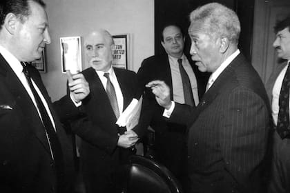 Steven Hoffenberg se reúne con el alcalde Dinkins y su personal en 1993 durante su tiempo con The Post