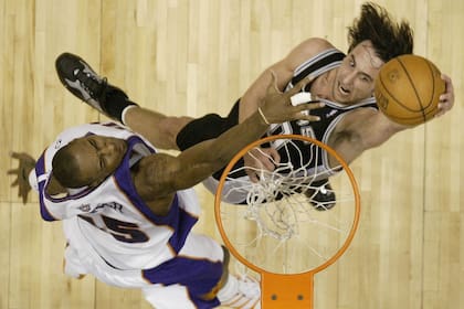 Steven Hunter de Phoenix Suns, izquierda, se defiende cuando Manu Ginobili de San Antonio Spurs derriba durante el segundo cuarto el martes 24 de mayo de 2005 en el America West Arena en Phoenix en el segundo juego de las Finales de la Conferencia Oeste