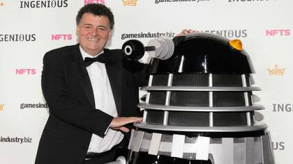 Steven Moffat junto a un DALEK