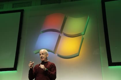 Steven Sinofsky durante la presentación de la versión de lo que sería Windows RT en la feria CES en 2011