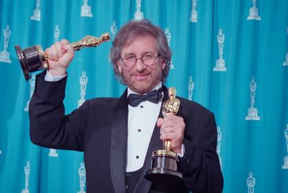 Steven Spielberg con sus dos premios Oscar por La lista de Schindler: mejor director y mejor película de 1993