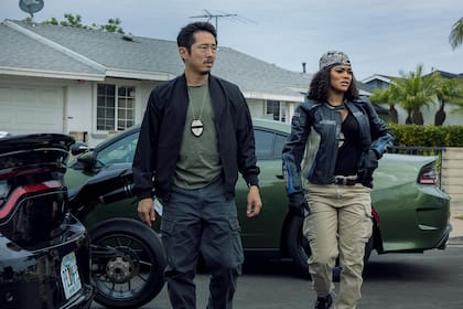 Steven Yeun y Teyana Taylor, en una escena de El botín, el flamante estreno de Netflix