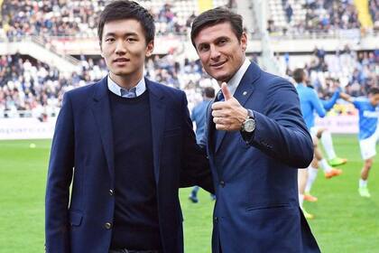 Steven Zhang, junto con Javier Zanetti, emblema y vicepresidente del club Inter de Milán