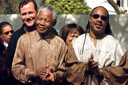 Stevie Wonder junto al presidente de Sudáfrica, Nelson Mandela, en Johannesburgo, en 1998