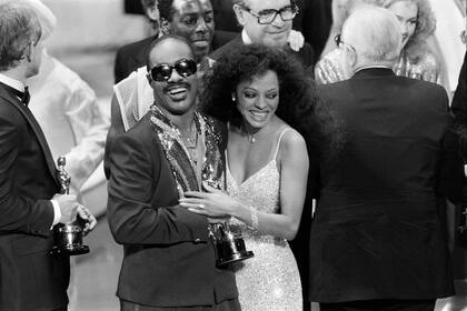 Stevie Wonder con su amiga Diana Ross, que le entregó el premio Oscar a la Mejor canción original por "I Just Called to Say I Love You*