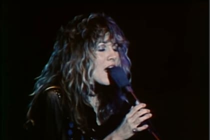 Stevie Nicks cantando "Dreams", la única canción de la banda en ser hit número 1 en Estados Unidos