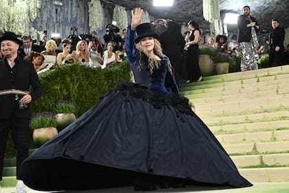 Stevie Nicks impactó con un voluminoso vestido by John Galliano
