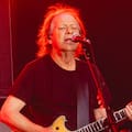 Internaron en Buenos Aires al guitarrista de AC/DC Stevie Young