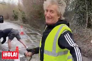 Stewart, con chaleco amarillo y pala en mano, arregla las calles del condado de Essex, cerca de su casa.