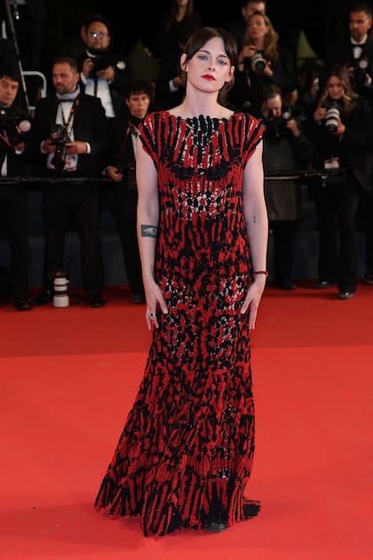 Stewart lució un modelo de la temporada otoño/invierno 2026 de Chanel para la presentación del film que protagoniza. La curiosidad fue que desafiando las reglas de Cannes, la actriz combinó el sofisticado diseño con unas zapatillas negras que apenas se asomaban bajo el vestido