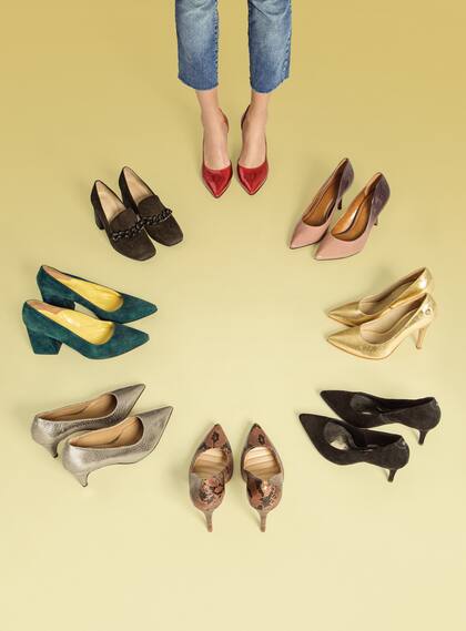 STILETTOS1. En charol ($ 4986, Giesso). 2. Bicolor ($ 3500, Juanita Jo). 3. Metalizado oro ($ 2400, Carla Danelli). 4. Negro ($ 2020, Hush Puppies). 5. Reptil ($ 2290, Blaqu?). 6. En plata ($ 3349, Paruolo). 7. De gamuza ($ 4250, Clara). 8. Con cadena ($ 5800, Jazm?n Chebar). Jean corto ($ 2100, Cla