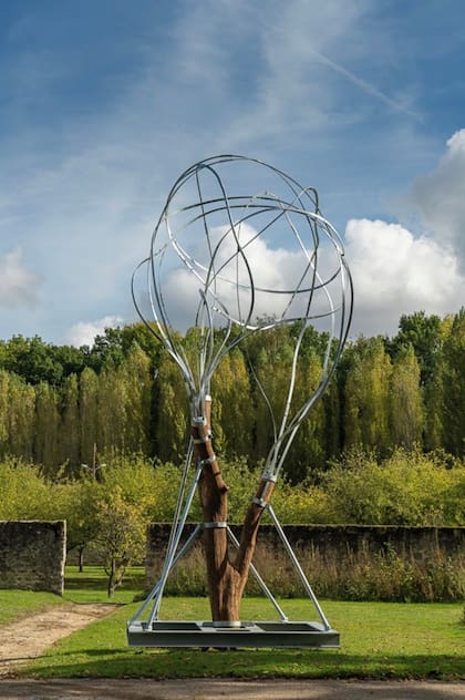 Still Tree, el árbol que presentó hace dos años en Art Basel Miami, se exhibirá ahora en medio de un bosque geométrico