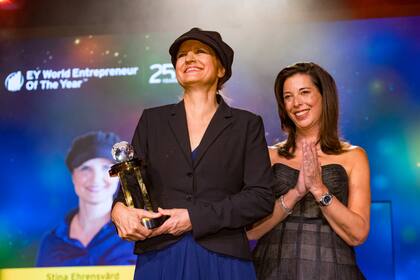Stina Ehrensvärd recibe el premio del título de “EY World Entrepreneur Of The Year 2025” por la CEO Global de EY.