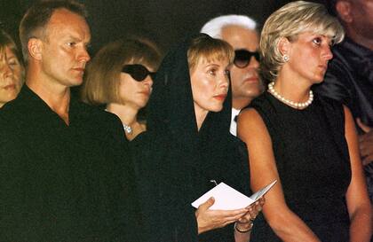Sting, Anna Wintour, Trudie Styler y Lady Di en el funeral del modisto