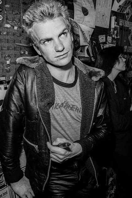 Sting en 1979, en pleno auge de la mítica
banda The Police. Después de lanzar cinco
discos, que fueron número uno en ventas,
el grupo se disolvió en 1986. “Una banda es
como una familia y a veces las familias no
son los lugares más creativos. Por eso me
gusta la libertad que me da no pertenecer a
un grupo de esa forma”, dijo entonces.