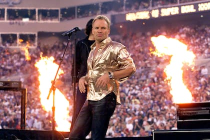 Sting en negro y dorado, durante 2003