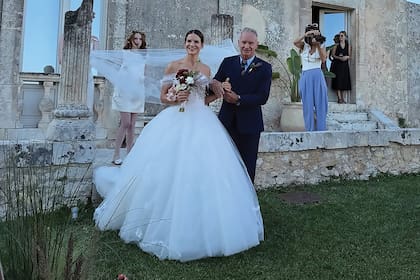 Sting fue el encargado de llevar a su hija –es la segunda de sus seis herederos– al altar. El artista lució traje azul, camisa celeste y corbata a rayas. Su boutonnière estaba hecho con flores locales.