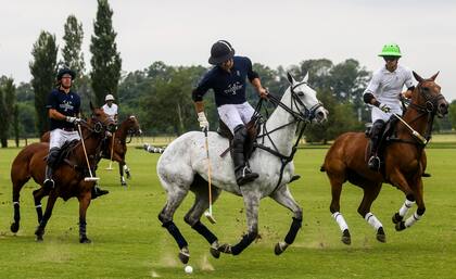 Stirling con la bocha, flanqueado por su primo Taranco y por Juan Britos, en el partido de práctica del último miércoles en Cañuelas.