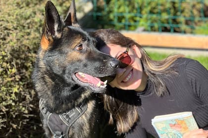 Stlella Maris, junto a Morcilla, su perro compañero de aventuras.