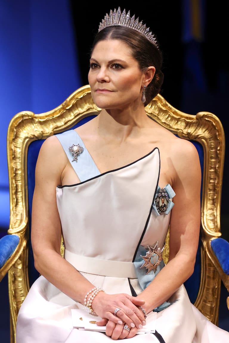 Esplendor en la entrega de los Premios Nobel: la reina Silvia de Suecia con la tiara Nine Prong, la princesa heredera Victoria con la tiara Baden Fringe y la princesa Magdalena con la tiara Aquamarine Kokoshnik