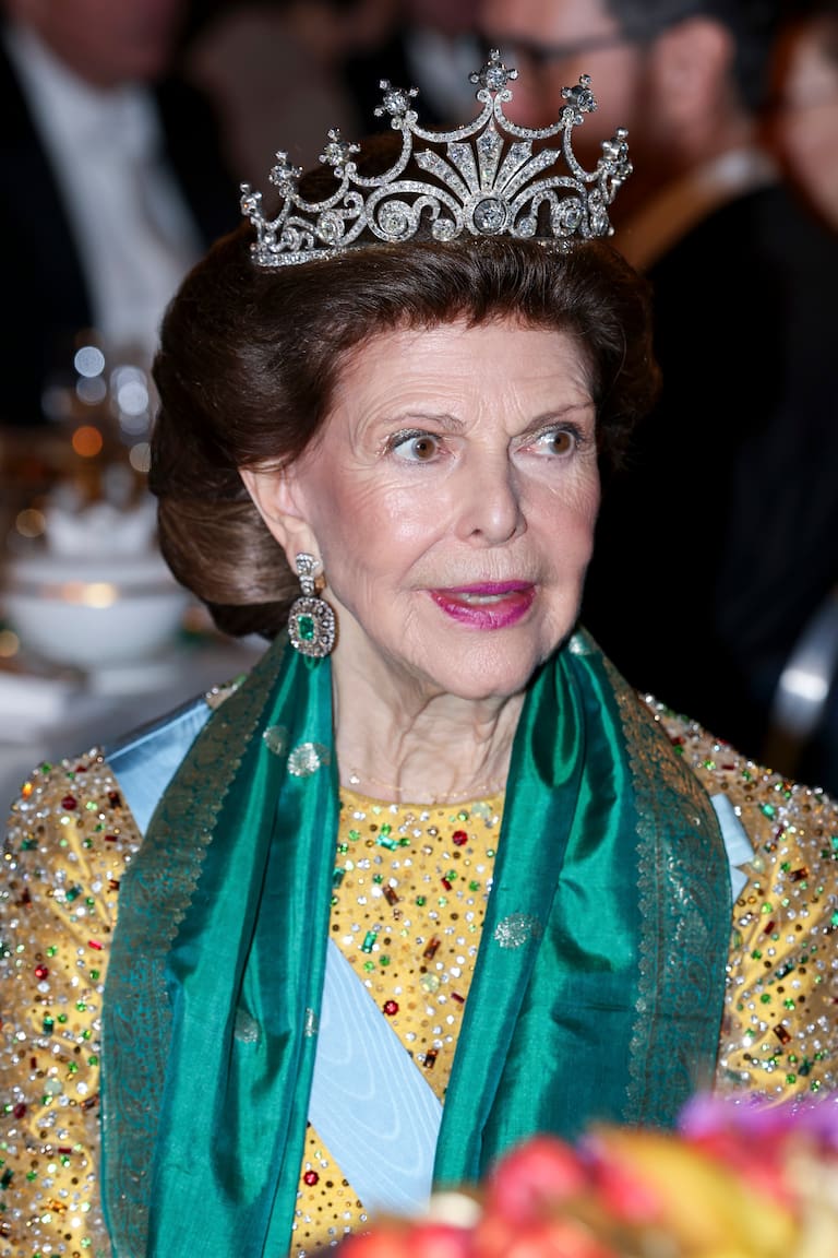 Esplendor en la entrega de los Premios Nobel: la reina Silvia de Suecia con la tiara Nine Prong, la princesa heredera Victoria con la tiara Baden Fringe y la princesa Magdalena con la tiara Aquamarine Kokoshnik